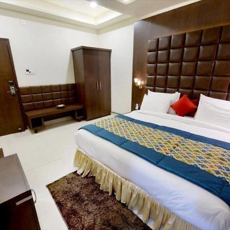 Hotel Mk Vivanta Gwalior Exterior photo