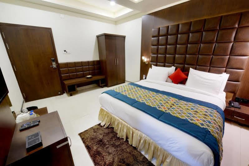 Hotel Mk Vivanta Gwalior Exterior photo